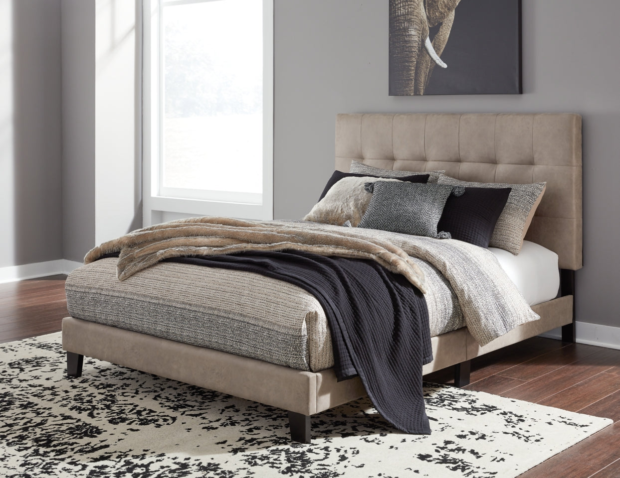 Adelloni Queen Upholstered Bed