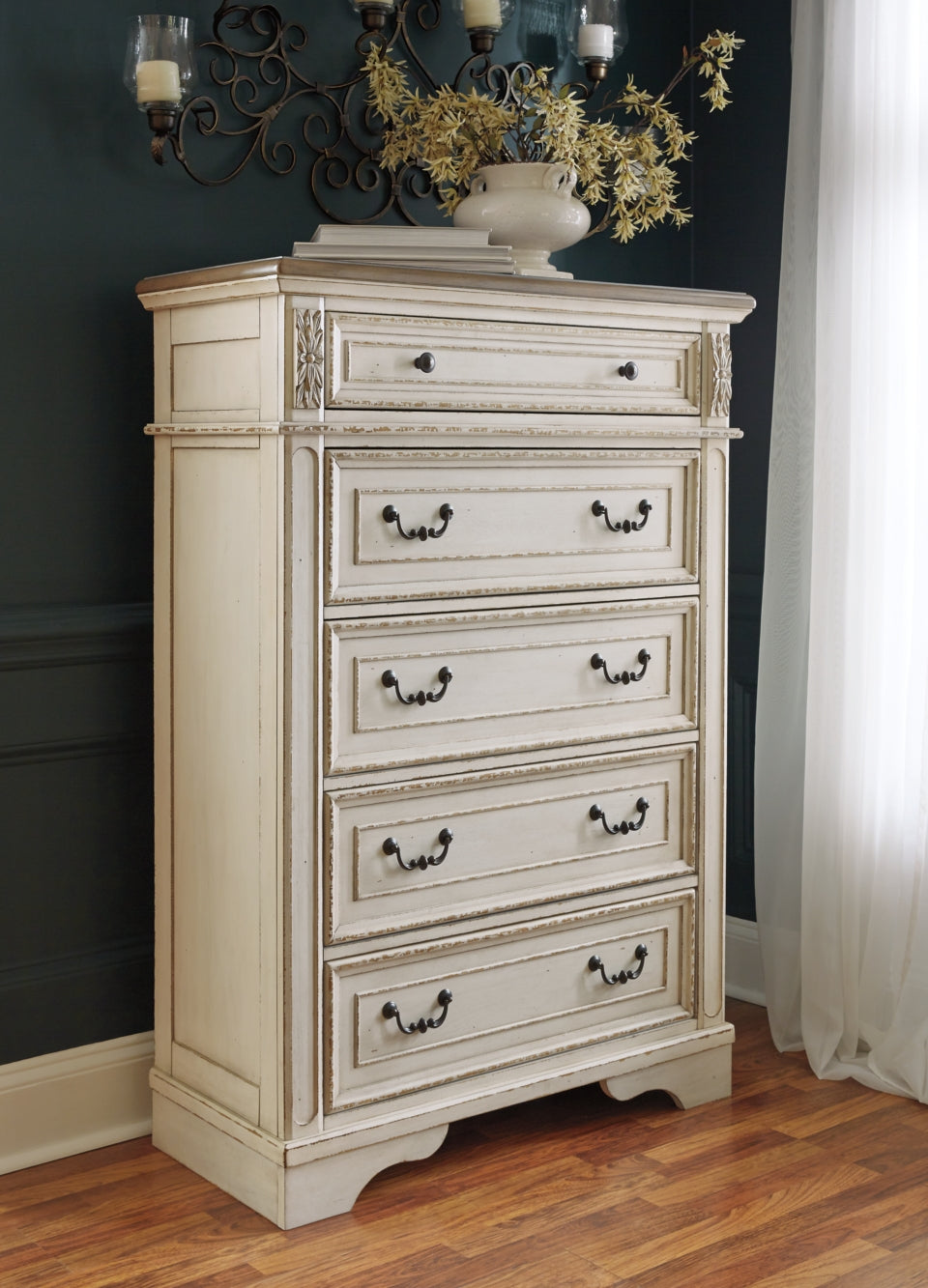 Realyn Queen Sleigh Bed with Mirrored Dresser and 2 Nightstands - PKG006670